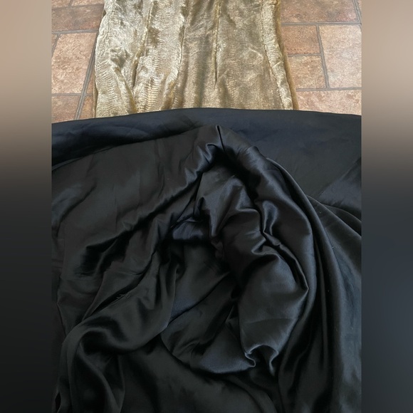 christian siriano luxury velvet gold metallic long gown with small train. - Picture 6 of 6